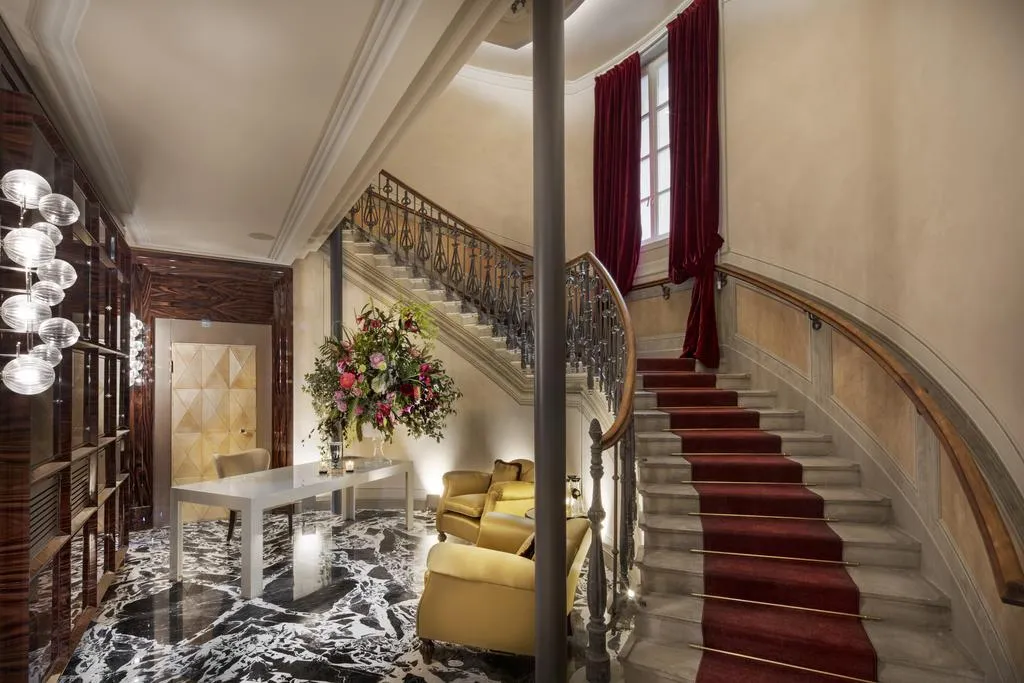 Lobby, Palazzo Venezia, Milan