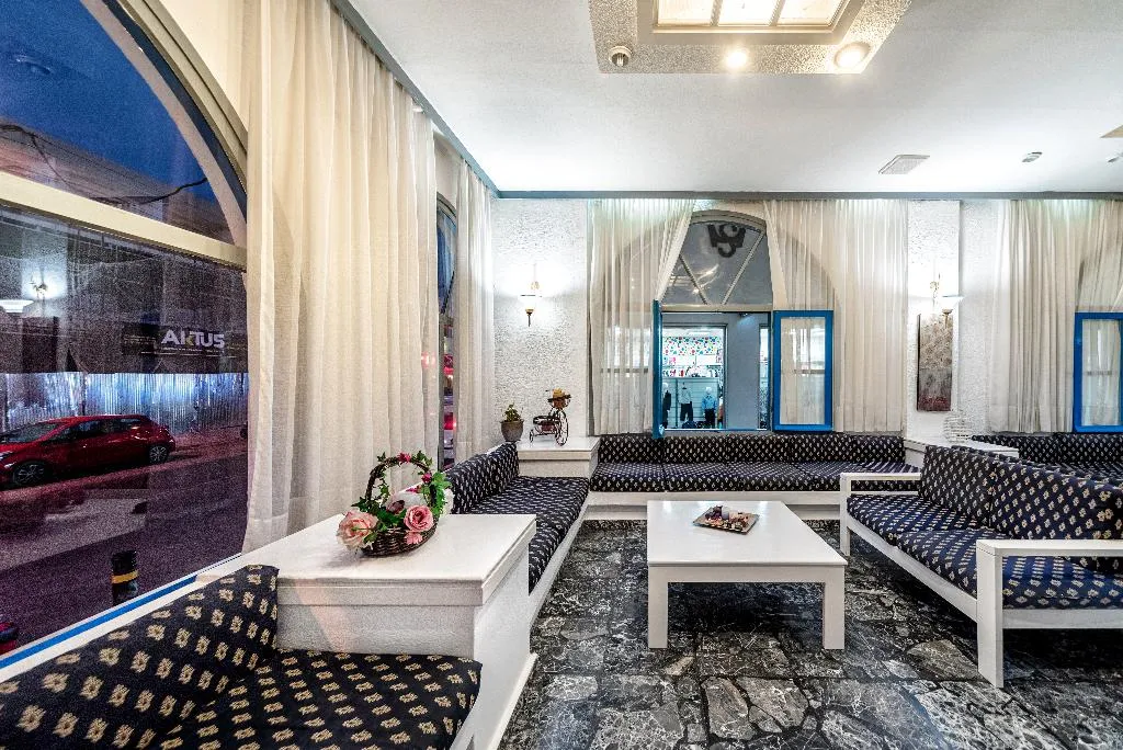Lobby, Iro, Crete