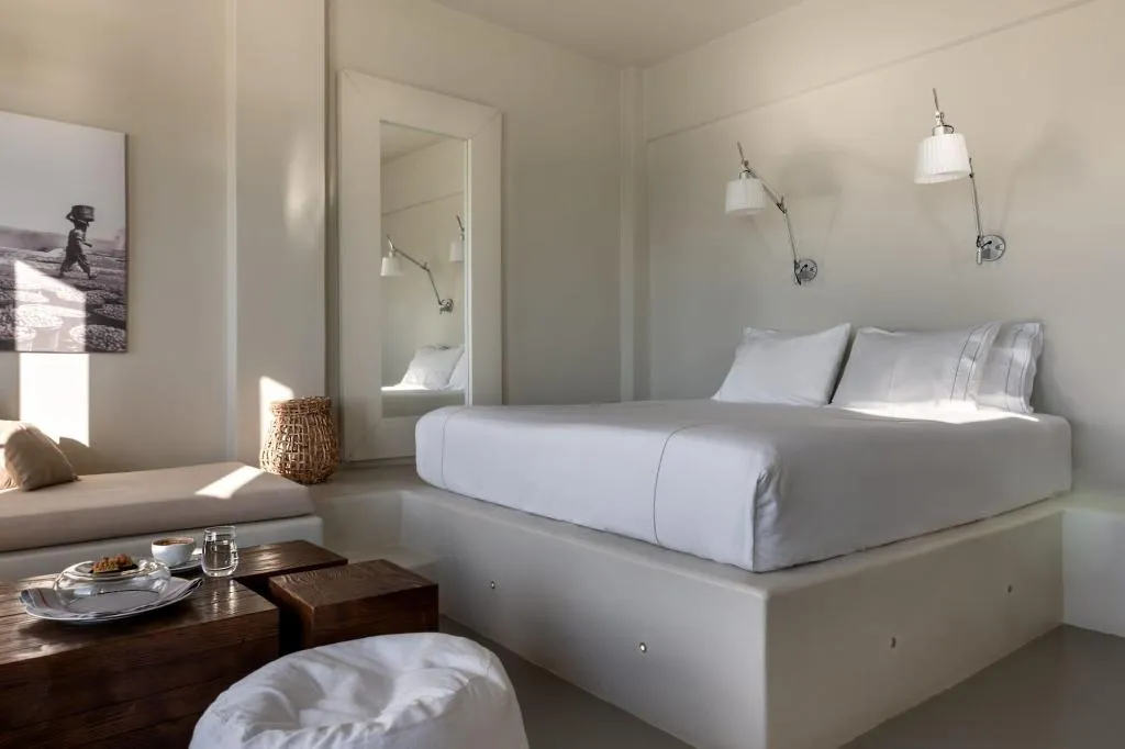 Room, West East Suites, Santorini