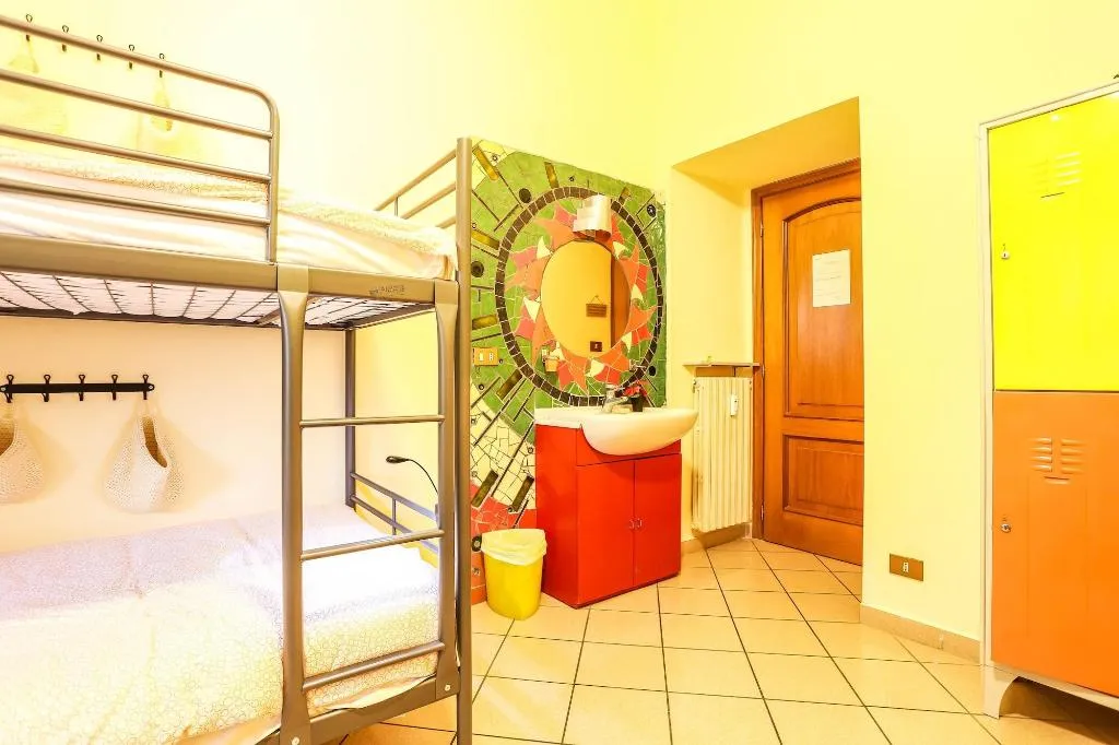 Room, The Beehive, Naples