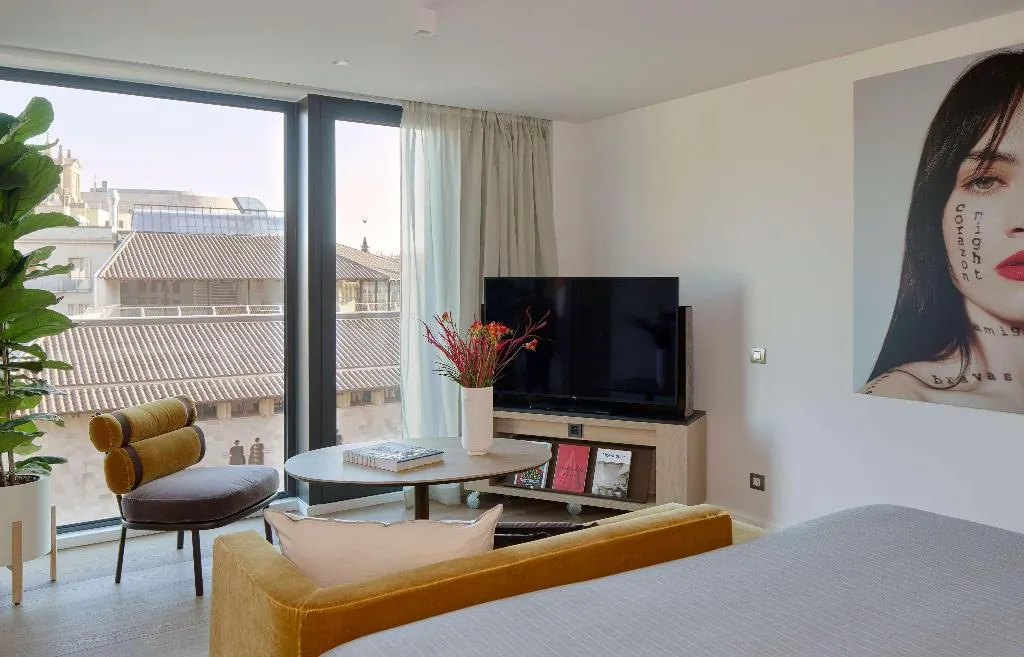 SUITE WITH JACUZZI Room, ME Barcelona, Barcelona