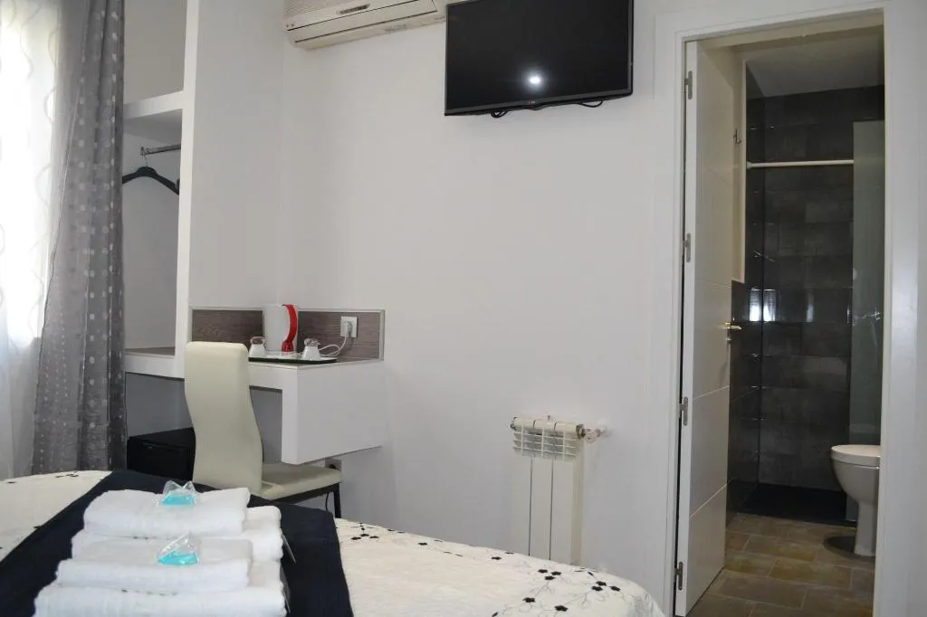 Room, Hostal Meyra, Madrid