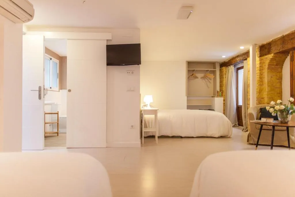 Room, Host & Home, Valencia