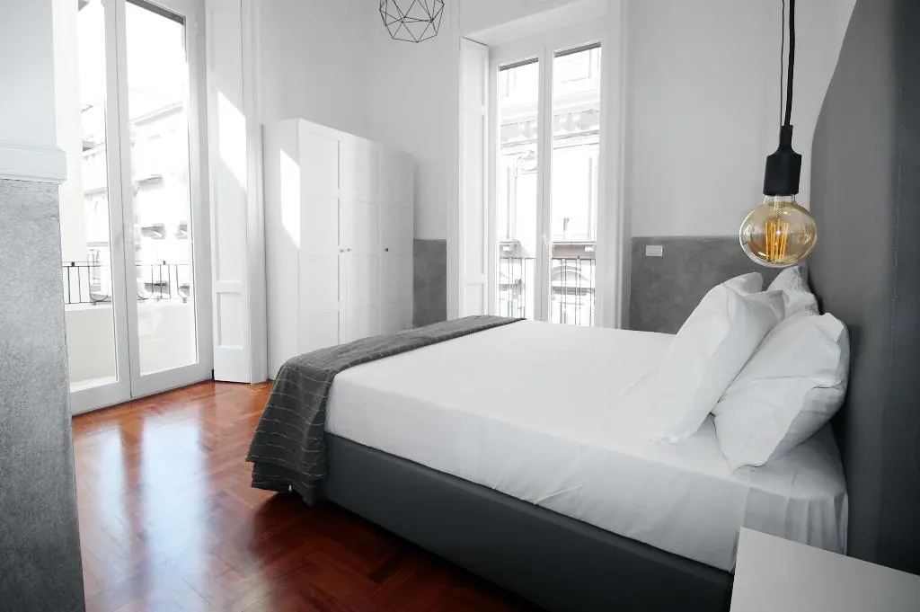Room, Toledostop, Naples