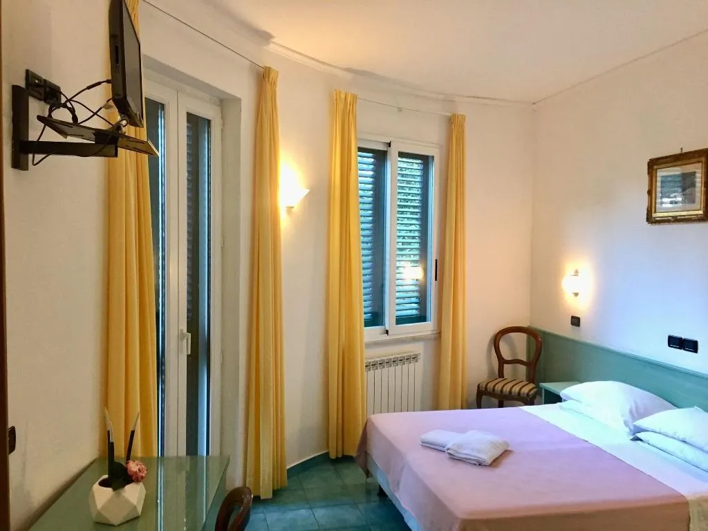 Room, Pineta, Naples