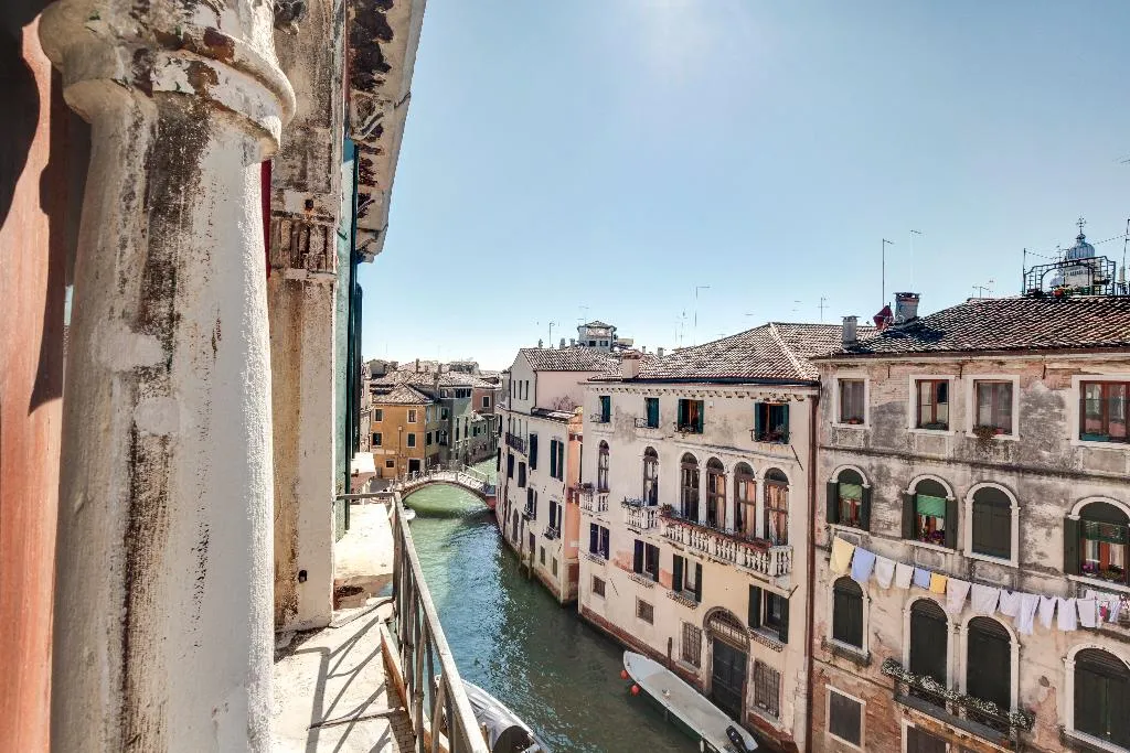 APARTMENT CANAL VIEW Room, Palazzo Schiavoni Residenza d'Epoca, Venice