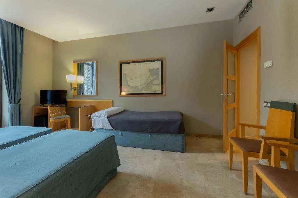 TRIPLE WITH BALCONY Room, Del Mar, Barcelona