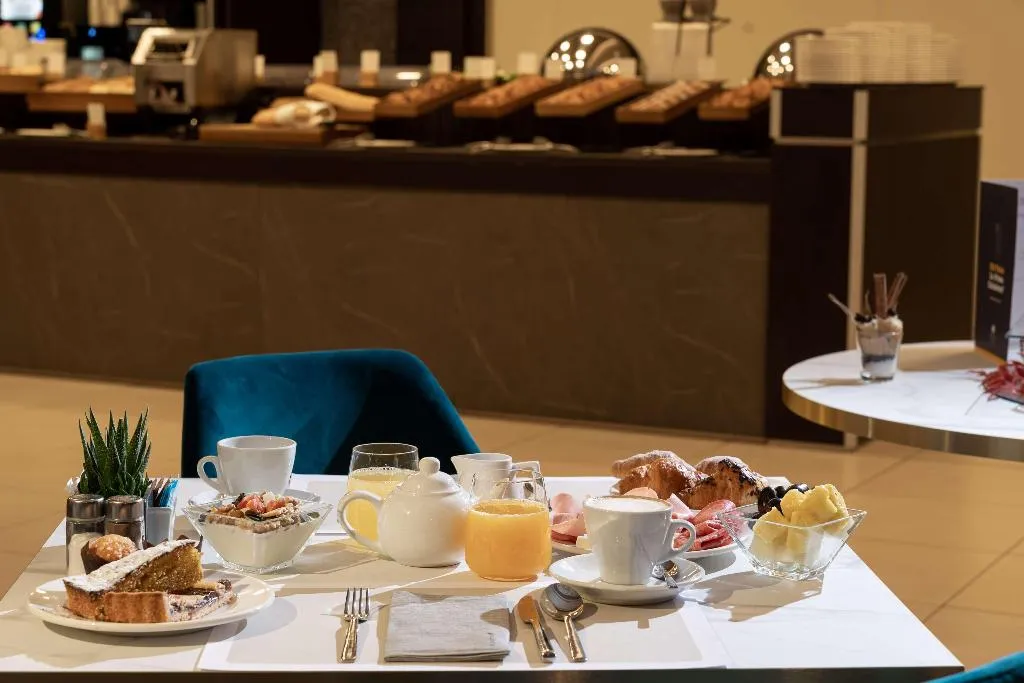Restaurant, Doubletree by Hilton Milan Malpensa Solbiate Olona, Milan