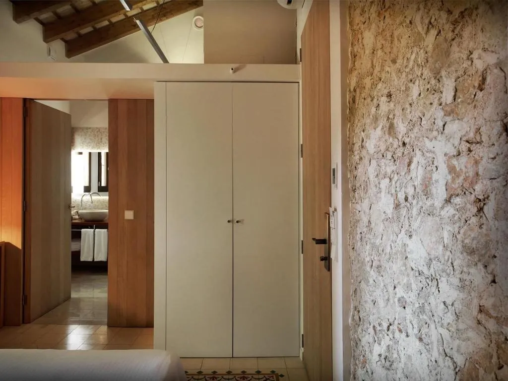 Room, Mont-Sant, Valencia