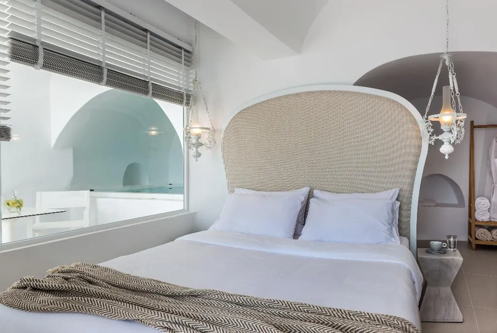 SUITE WITH JACUZZI WITH VIEWS Room, Nefeles Luxury Suites, Santorini