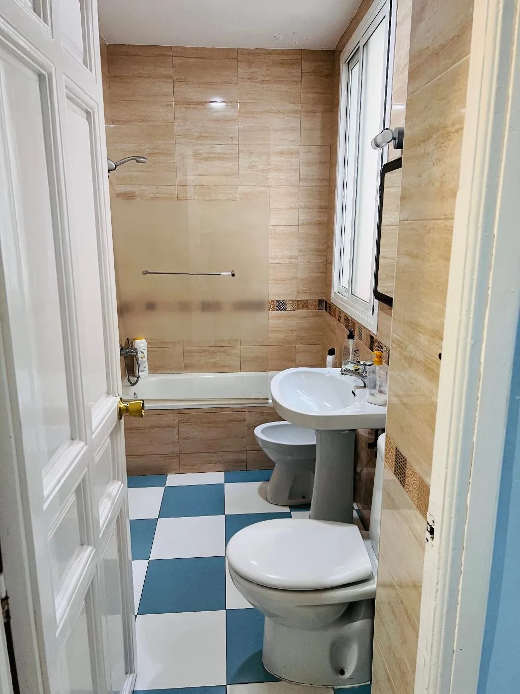 QUADRUPLE WITH SHARED BATHROOM Room, Hostal Numancia, Madrid
