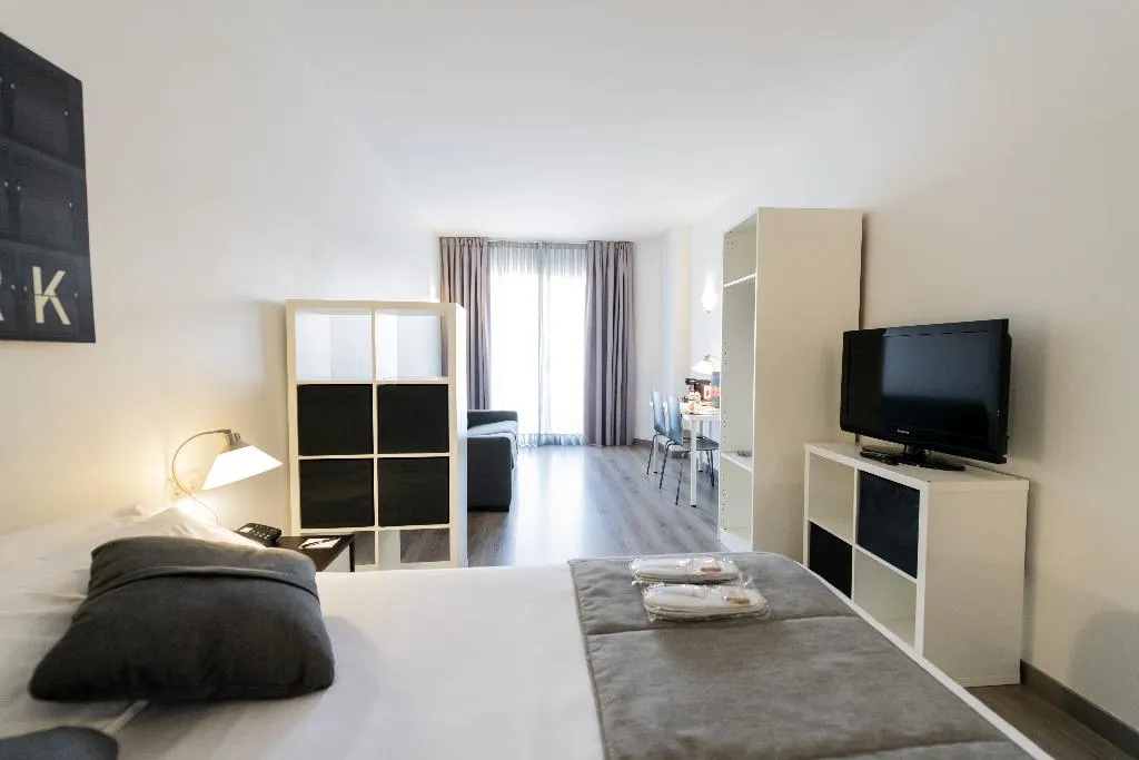 DOUBLE SUPERIOR Room, Aparthotel Atenea Calabria, Barcelona