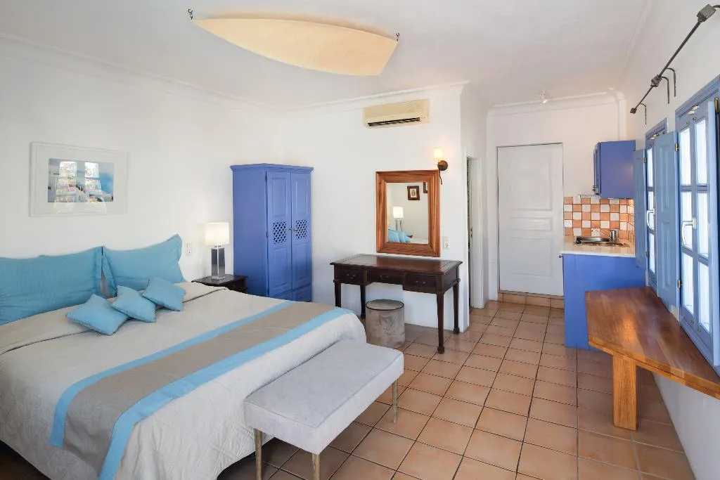 STUDIO WITH JACUZZI Room, Meltemi Suites, Santorini