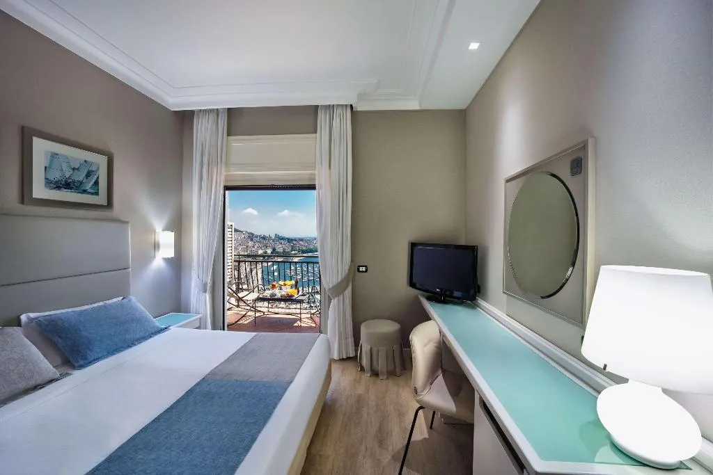 TRIPLE THREE BEDS Room, Hotel Paradiso, BW Signature Collection, Naples