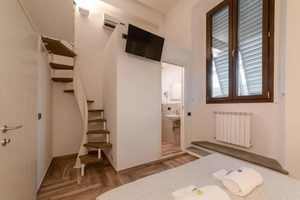 Room, B B Lorenzo De Medici, Florence