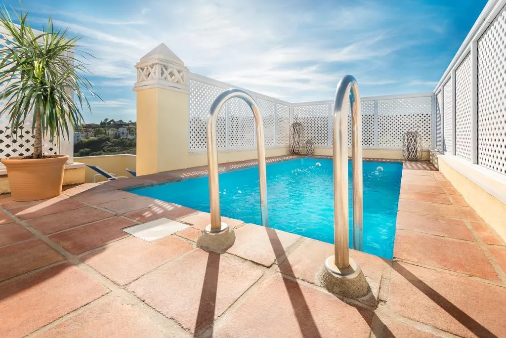 APARTMENT THREE BEDROOMS WITH PRIVATE POOL Room, Colina del Paraiso, Costa Del Sol