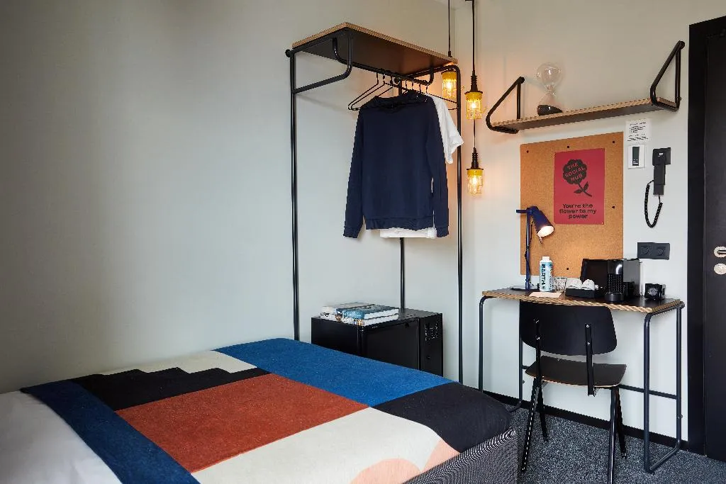 SINGLE STANDARD Room, The Social Hub Madrid 4*, Madrid