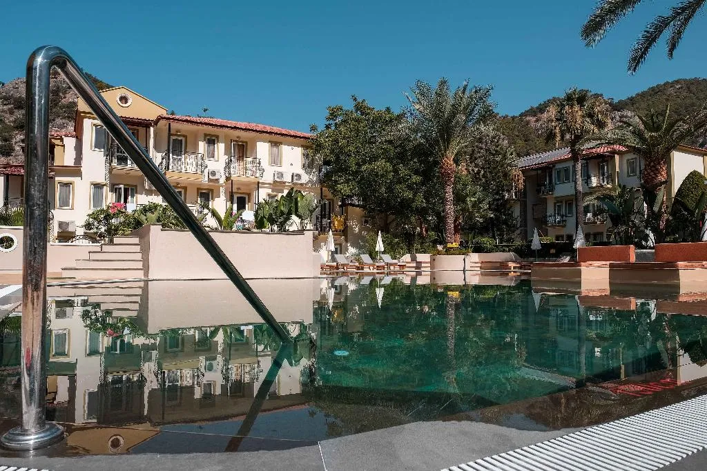 Pool, Karbelsun, Dalaman