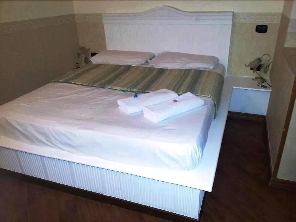 Room, Bed And Breakfast Medea, Naples