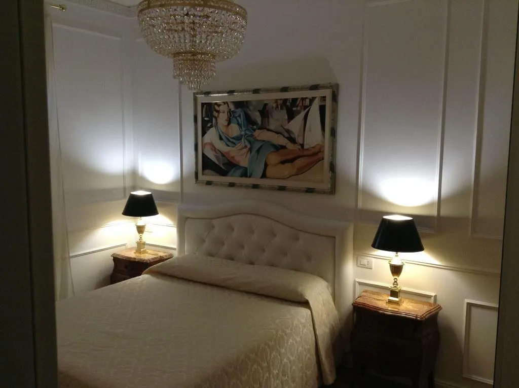 Room, King Plaza, Naples