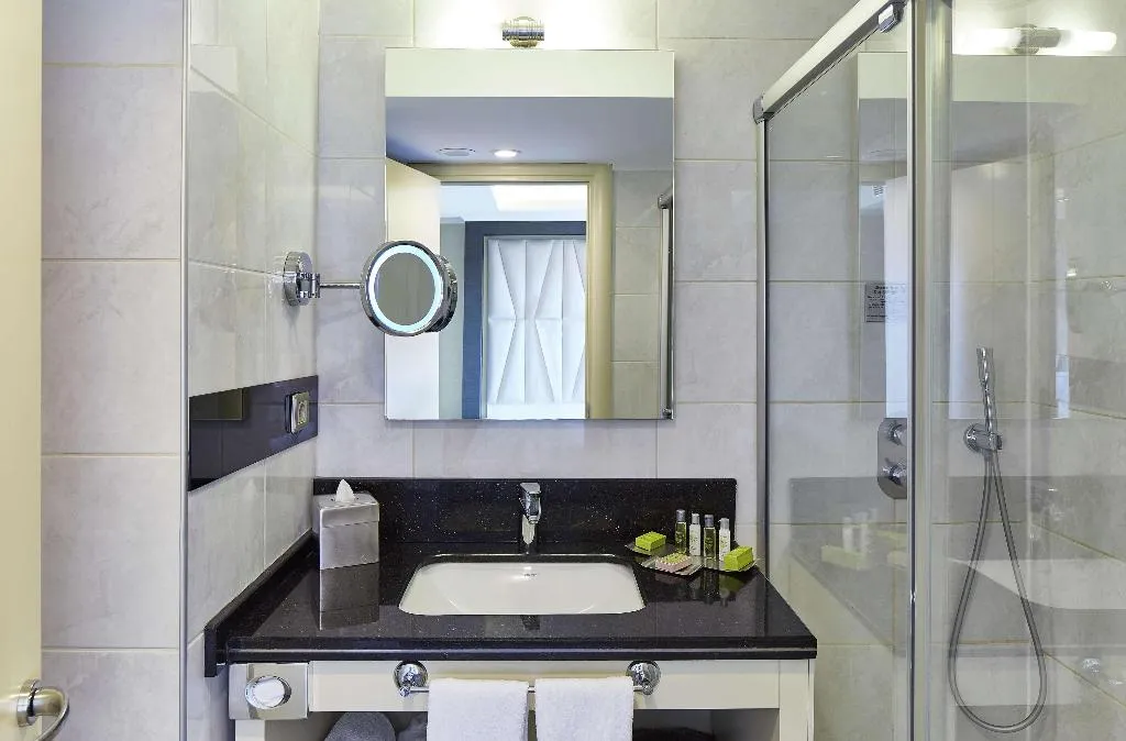 TWIN GUEST ROOM Room, DoubleTree By Hilton Izmir Alsancak, Izmir