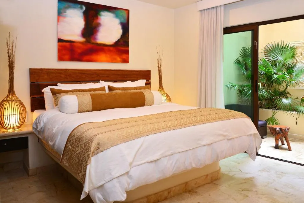 DOUBLE DELUXE KING BED Room, El Taj Ocean Front and Beachside Condo Hotel, Playa Del Carmen