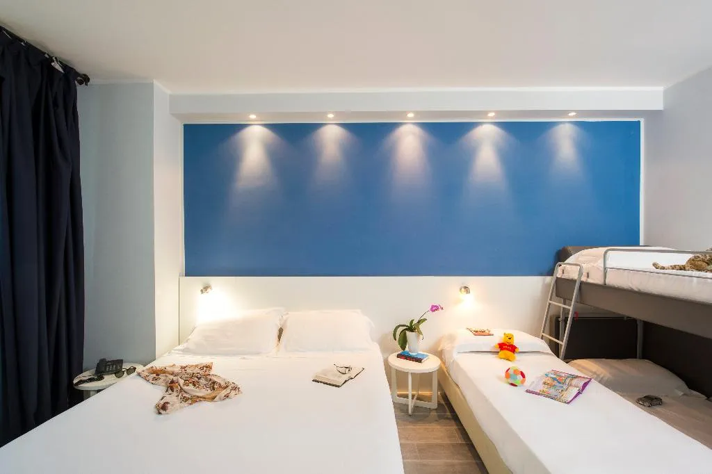 FAMILY ROOM CAPACITY 5 Room, Neo Hotel, Milan