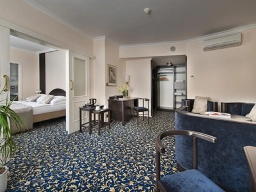 FAMILY ROOM CAPACITY 3 Room, EA Hotel Royal Esprit, Prague