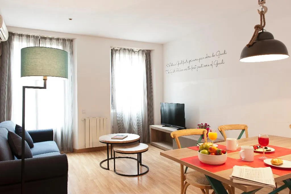 APARTMENT CAPACITY 6 TWO BEDROOMS Room, MH Apartments Ramblas, Barcelona