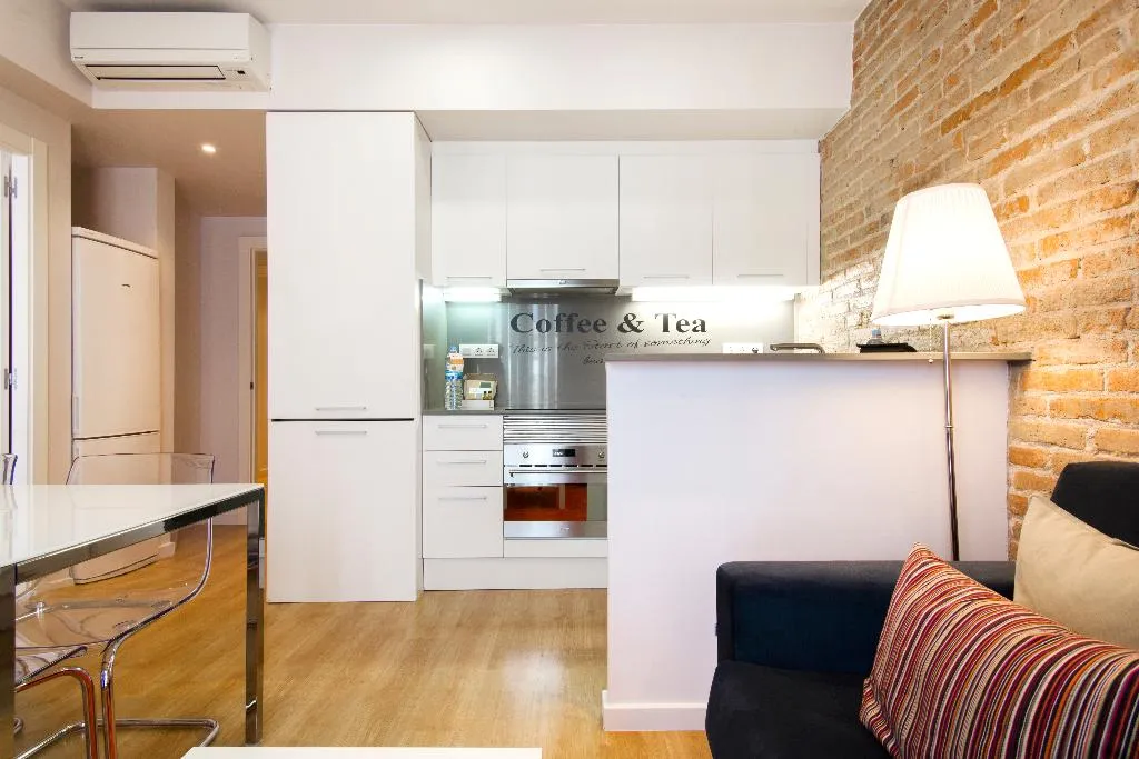 APARTMENT CAPACITY 4 THREE BEDROOM Room, Dailyflats Barcelona Center, Barcelona