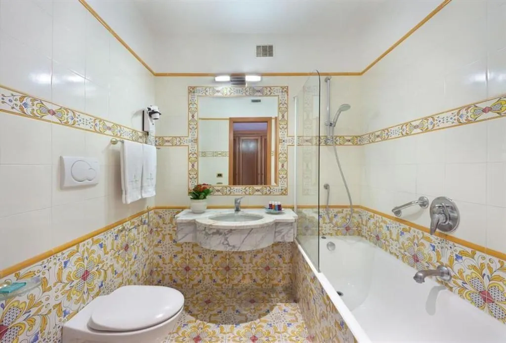 TWIN ECONOMY Room, President, Naples