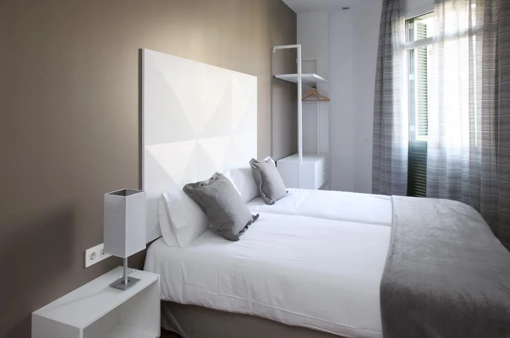APARTMENT CAPACITY 5 TWO BEDROOMS Room, MH Apartments Suites, Barcelona