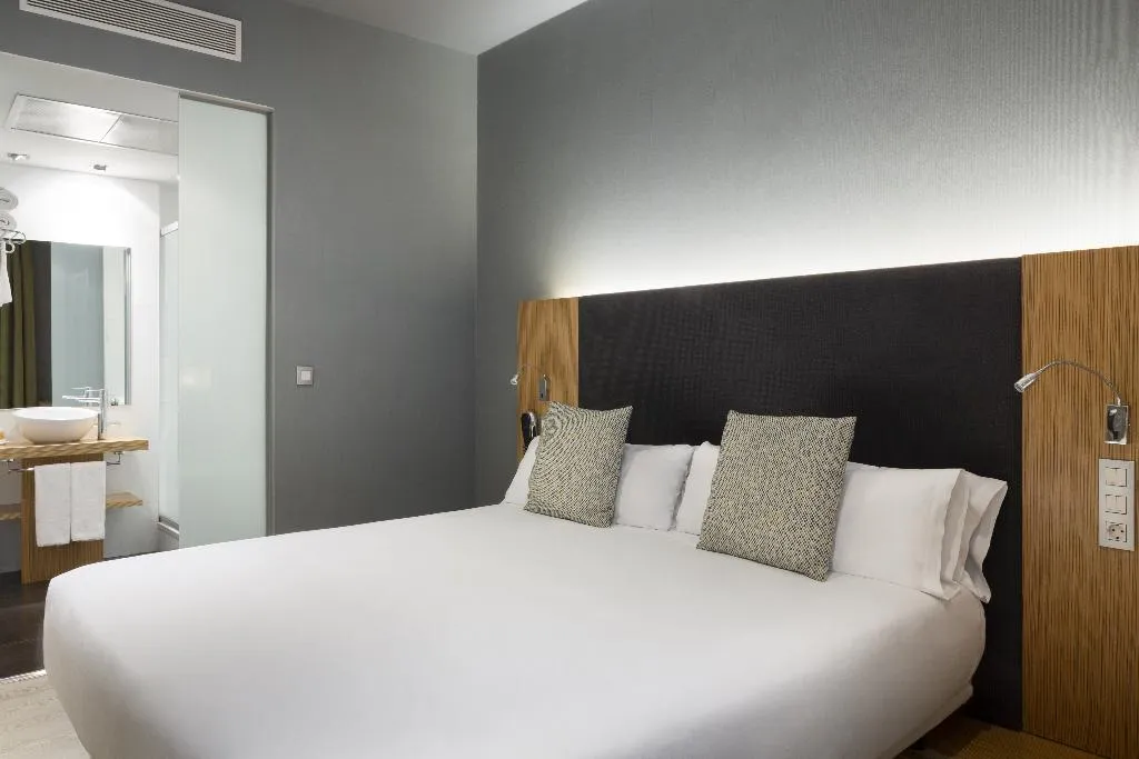 QUADRUPLE STANDARD Room, Petit Palace Tres Cruces Spain, Madrid