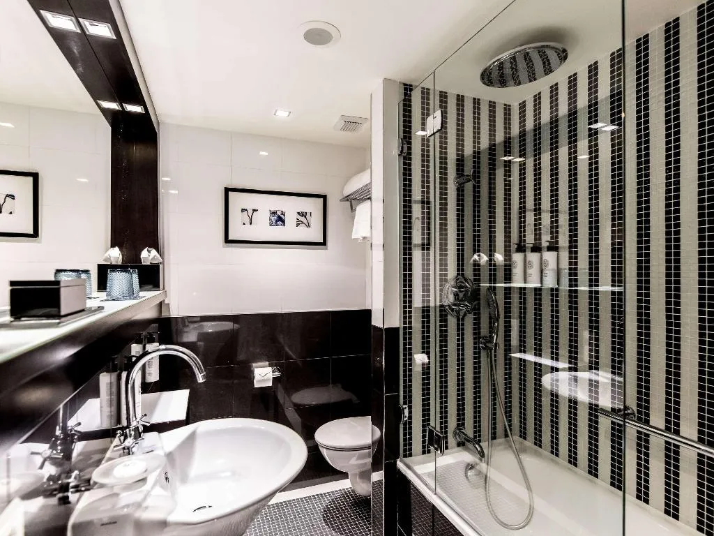 DOUBLE SUPERIOR KING BED Room, Sofitel Lisbon Liberdade, Lisbon