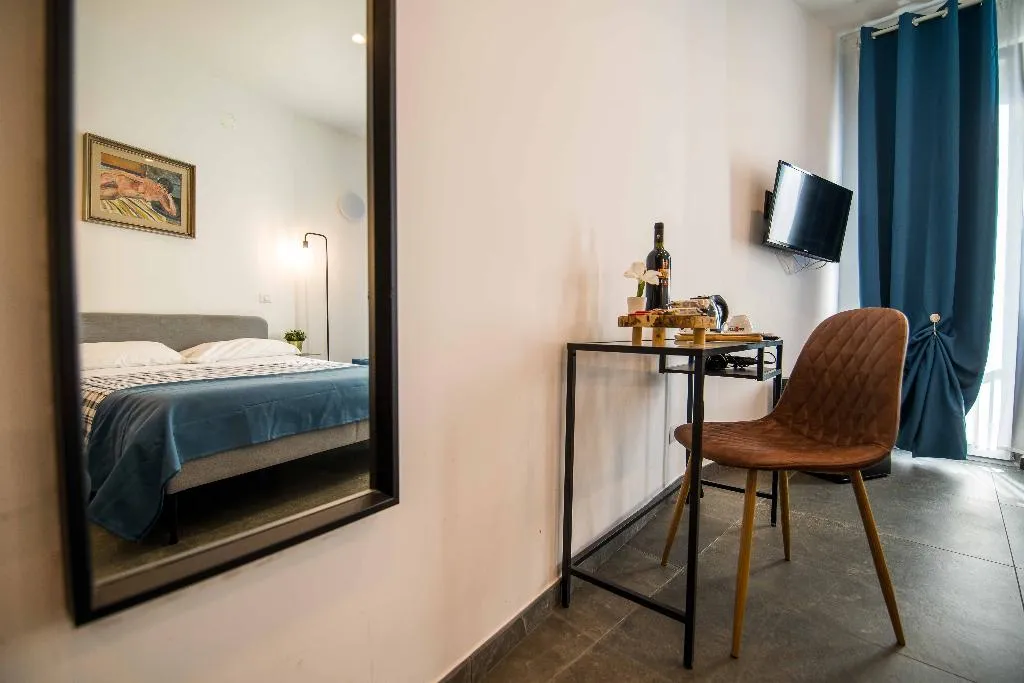 TRIPLE BASIC Room, Quattro Briganti, Naples