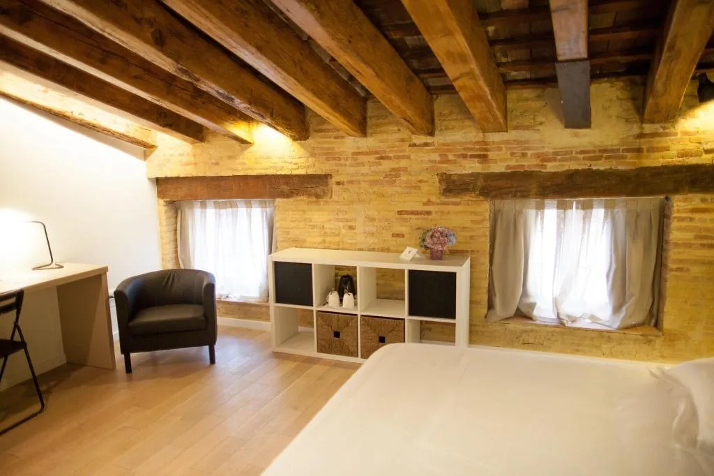Room, Host & Home, Valencia