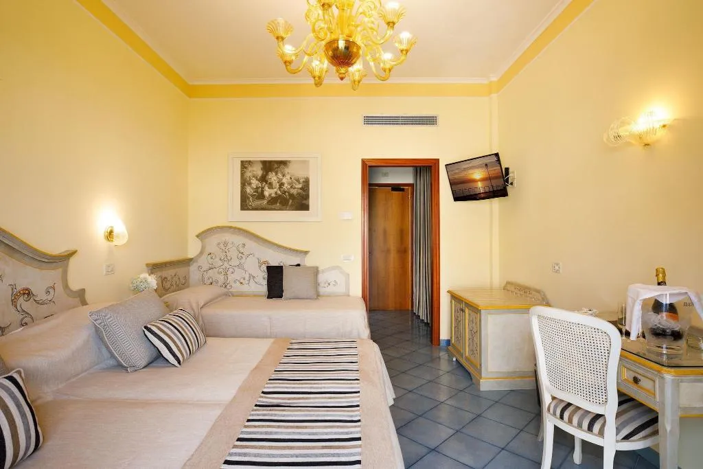 QUADRUPLE THREE BEDS Room, Zi' Teresa, Naples