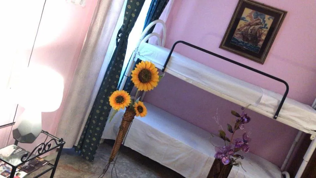 Room, Ave Popolo, Naples