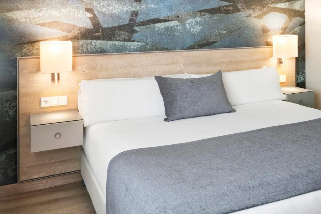 DOUBLE CAPACITY 3 Room, Salles Hotel Ciutat del Prat Barcelona Airport, Barcelona