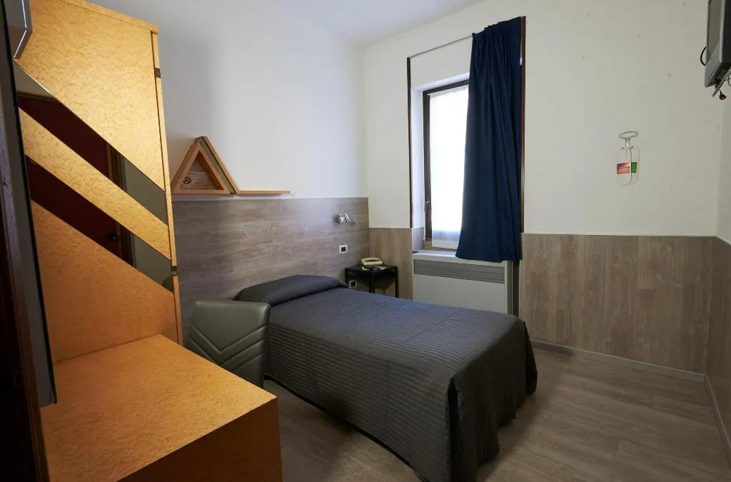Room, Atlantic, Milan