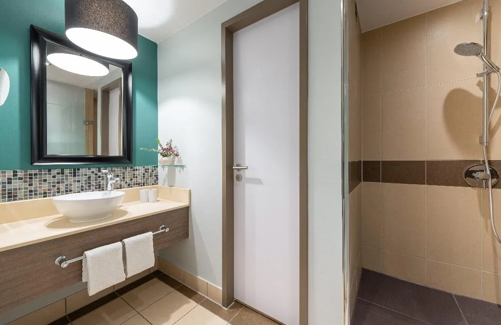 TRIPLE DELUXE Room, Leonardo Royal Hotel Berlin Alexanderplatz, Berlin