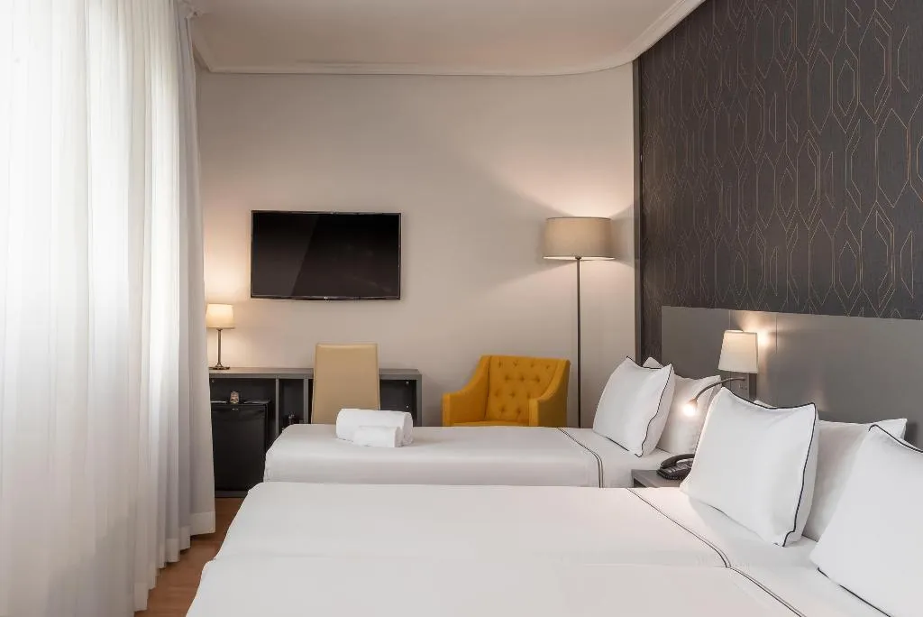TRIPLE STANDARD Room, Hotel Madrid Plaza de España Affiliated by Meliá, Madrid