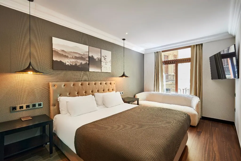 DOUBLE SUPERIOR WITH BALCONY Room, Hotel Cortes Rambla, Barcelona