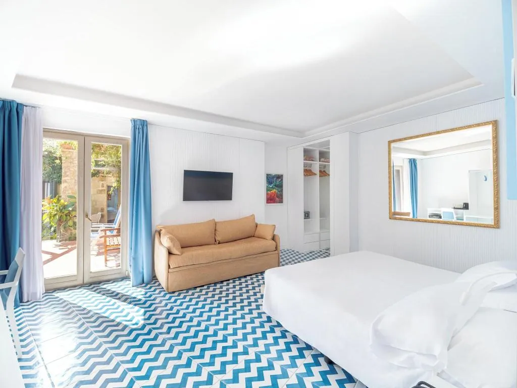QUADRUPLE KING BED ONE BEDROOM  Room, Hotel Cristina, Naples
