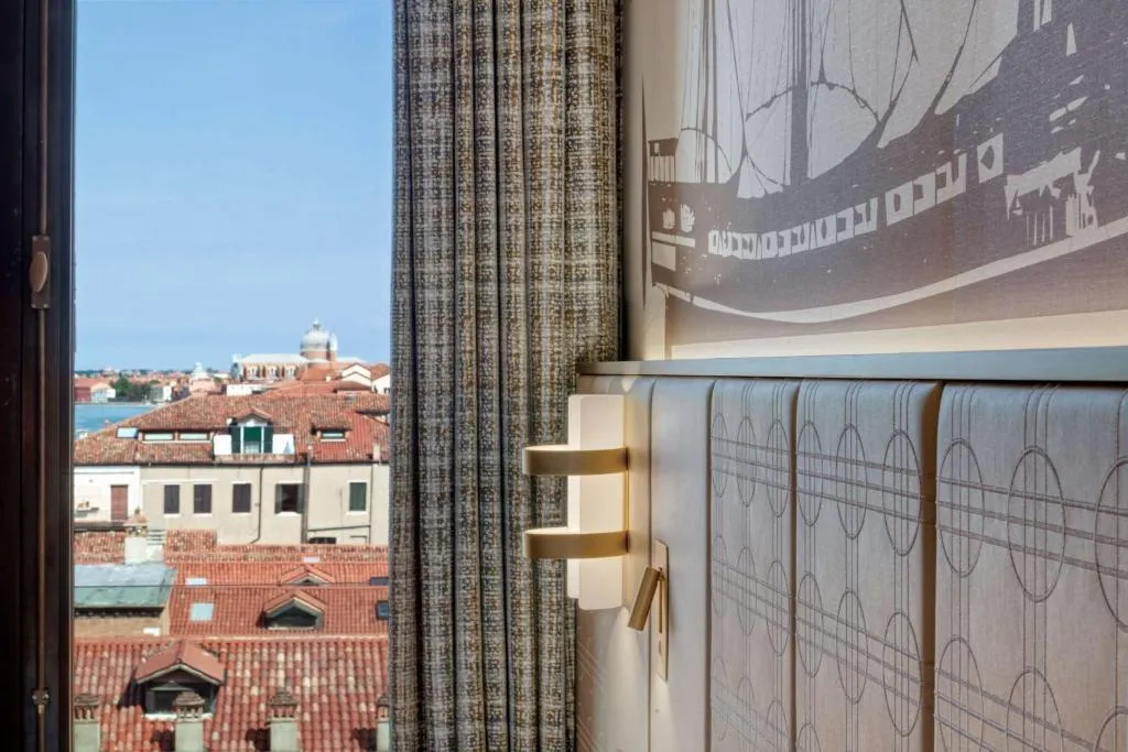 JUNIOR SUITE STANDARD Room, Hilton Molino Stucky Venice, Venice