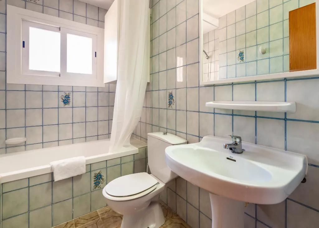 APARTMENT CAPACITY 6 TWO BEDROOMS Room, Charlys, Majorca