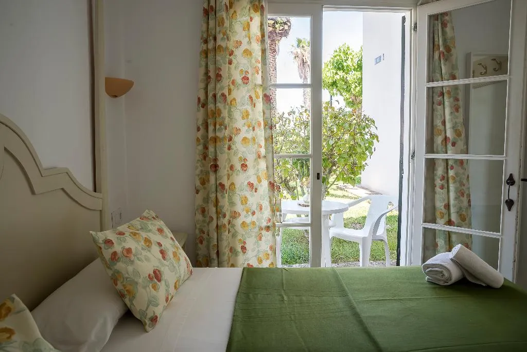 APARTMENT CAPACITY 4 ONE BEDROOM Room, Las Brisas I & II, Menorca