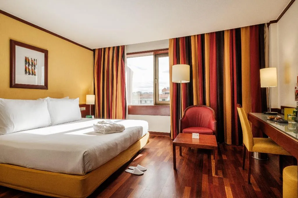DOUBLE KING SIZE BED Room, Holiday Inn Lisbon Continental, Lisbon