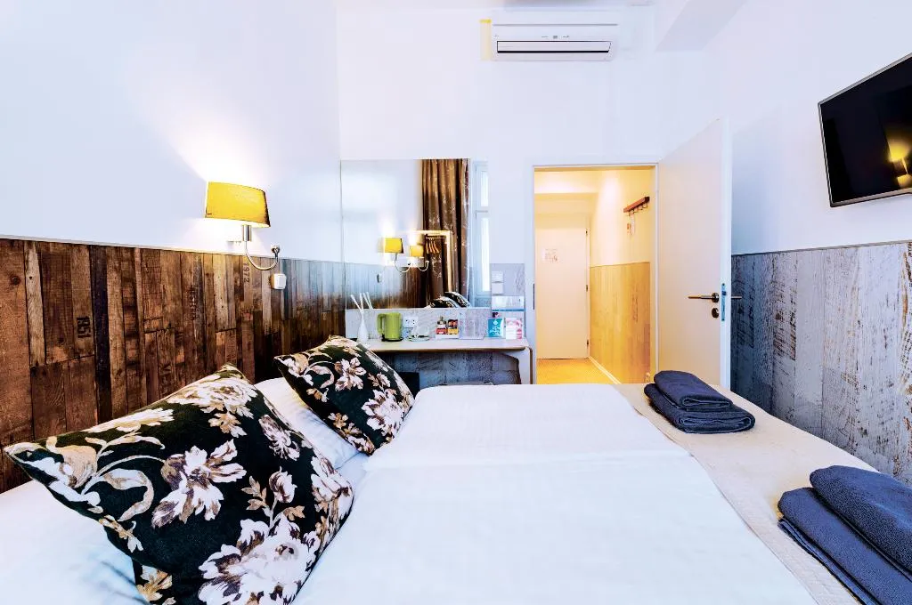 SINGLE STANDARD Room, Royal Court Hotel, Prague