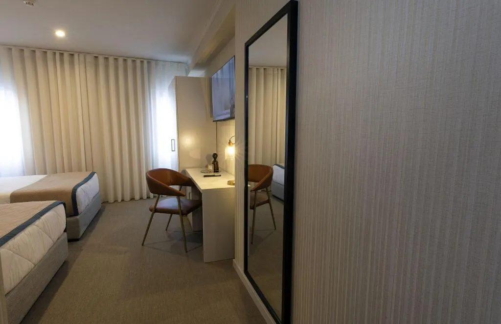 QUADRUPLE TWO DOUBLE BEDS Room, America, Porto